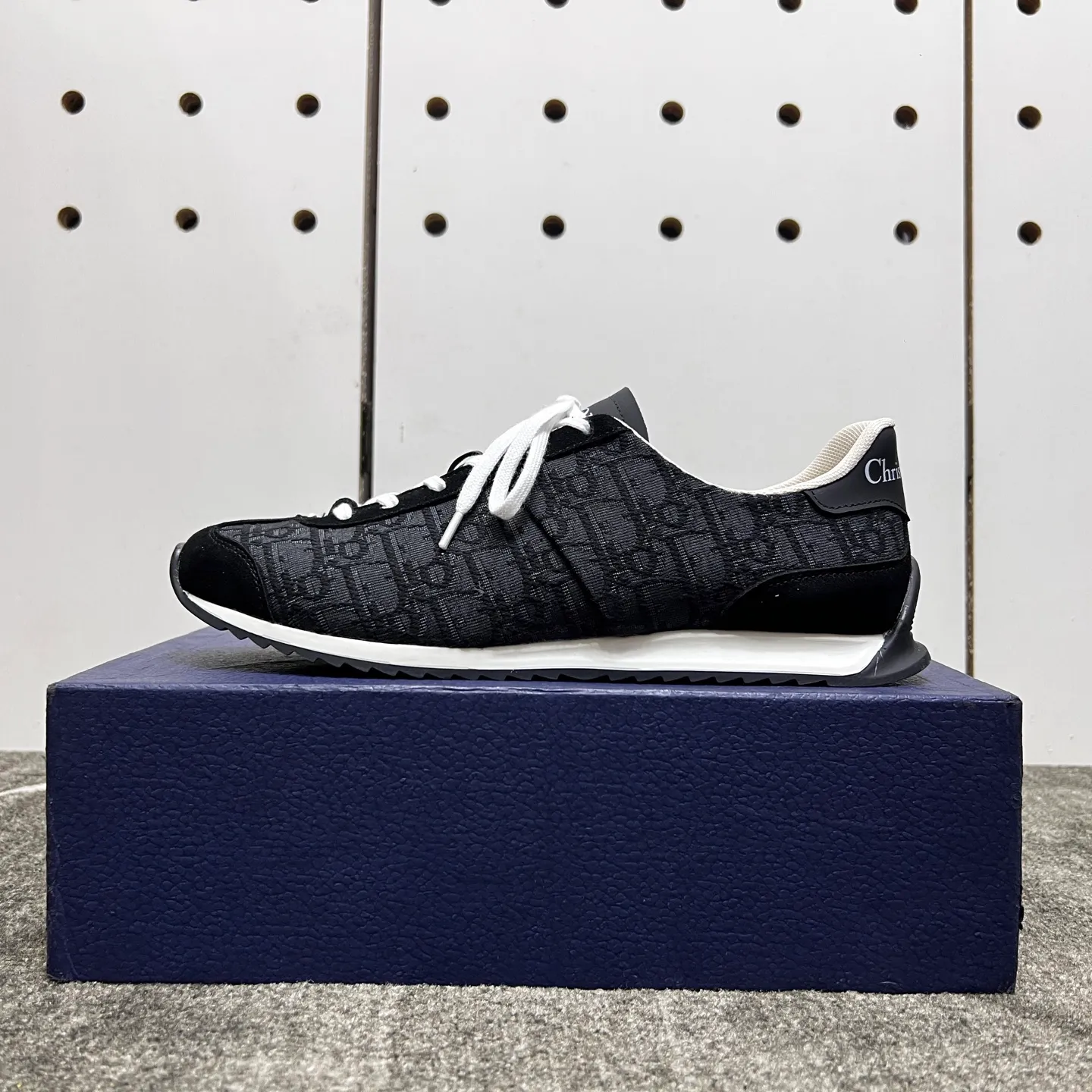 Factory price: 420💰【DIAo•Dior】Original quality.~ Unique modern style sneakers. 🏃A must-have casual shoe for trendy men😍😍 Original brand imported from Italy, imported original leather, sheep lining (refuses to discolor and grind feet) Sole: Original sole provided by the original factory, French lazy style design ⚠️Fit to the feet, original quality, super comfortable original sole. It’s like shooting the real thing 🎬The real thing is better, high-quality sneakers, size: 38-44, custom-made 45